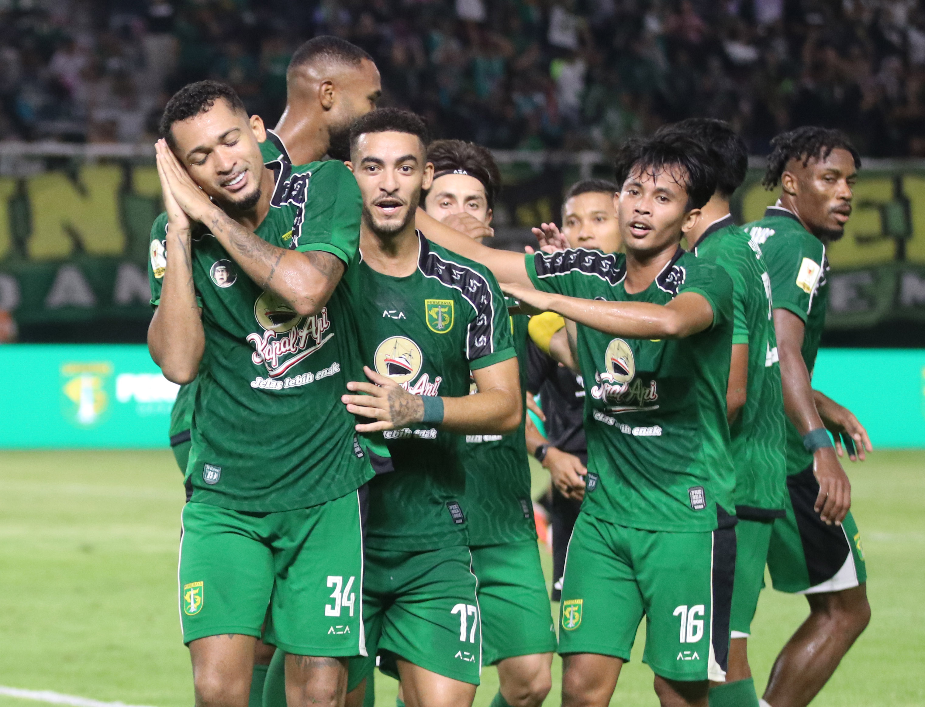 Selebrasi skuad Persebaya usai menang 1-0 dari Penang FC 1-0. Foto : Ist