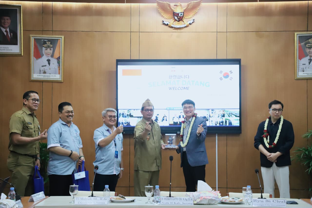 BANTUAN. Delegasi Pemerintah Kota Gyeongju, Korea Selatan saat mengunjungi Perumda Tirta Albantani di Kedalingan, Kota Serang pada Senin (3/7). Kunjungan dalam rangka penyerahan secara simbolis bantuan hibah Sistem Penyediaan Air Minum Mobile.  HUMAS PEMKAB SERANG