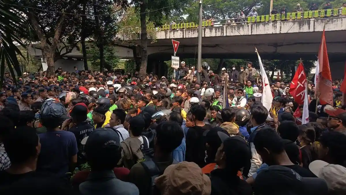 Masa demo pada Kamis (27/8/2026) di depan Gedung DPR. Foto : Ist