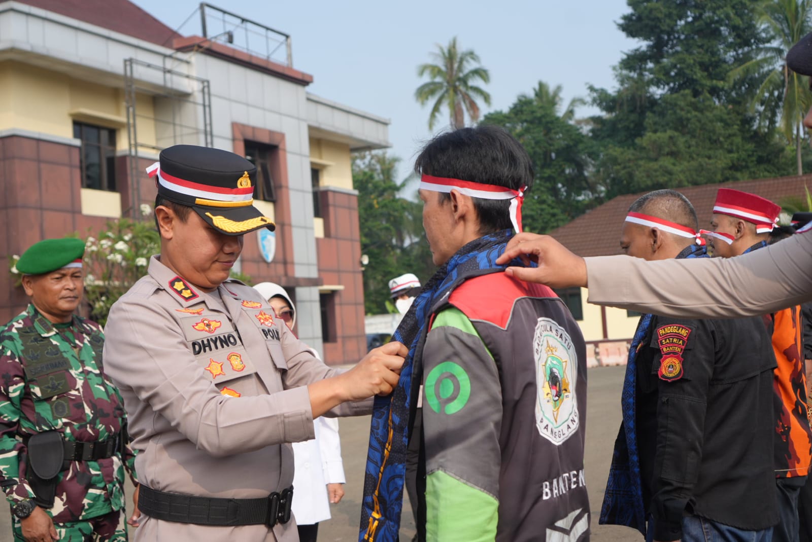 APEL BESAR. Kapolres Pandeglang AKBP Dhyno Indra Setyadi, sedang menyematkan selendang Kamtibmas saat Apel Besar Sabuk Kamtibmas dan Pam Swakarsa, di Lapangan Mapolres Pandeglang, Kamis (27/8). (DOK. PROKOPIM SETDA PANDEGLANG)