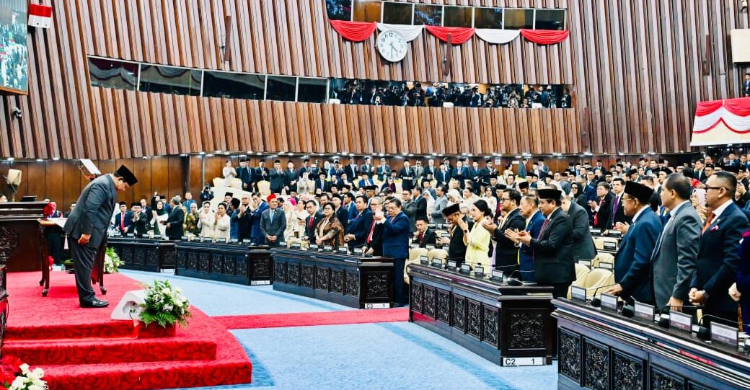 Presiden Prabowo memberi salam kepada Anggota DPR usai sampaikan Pidato Kenegaraan. Foto : Ist