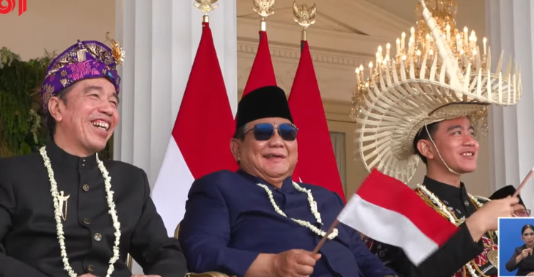 Presiden Prabowo bincang akrab bersama mantan Presiden ke 7 Jokowi dan Wapres Gibran. Foto : Ist