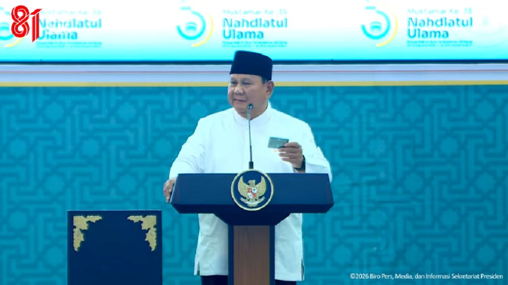 Presiden Prabowo saat menutup Muktamar NU ke 35 dan memegang kartu Anggota NU. Foto : Ist