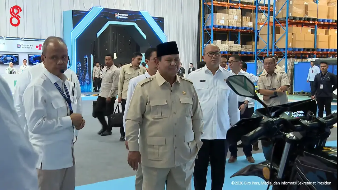 Presiden Prabowo pada peresmian pengembangan ekosistem kendaraan listrik nasional di fasilitas produksi PT Ilectra Motor Group (ALVA), Cikarang, Kabupaten Bekasi, Jawa Barat, Kamis (13/8/2026). Foto : Biro Pers Sekretariat Presiden