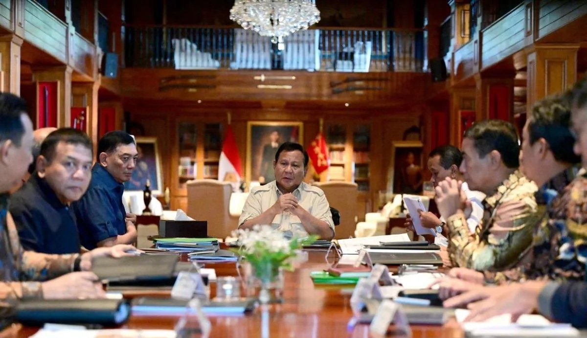 Presiden Prabowo saat memimpin rapat. Foto : Ist