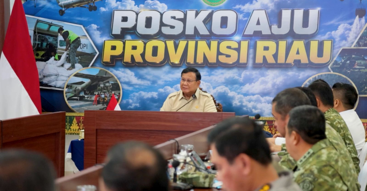 Presiden Prabowo saat memimpin rapat penanggulangan karhutla. Foto : Ist