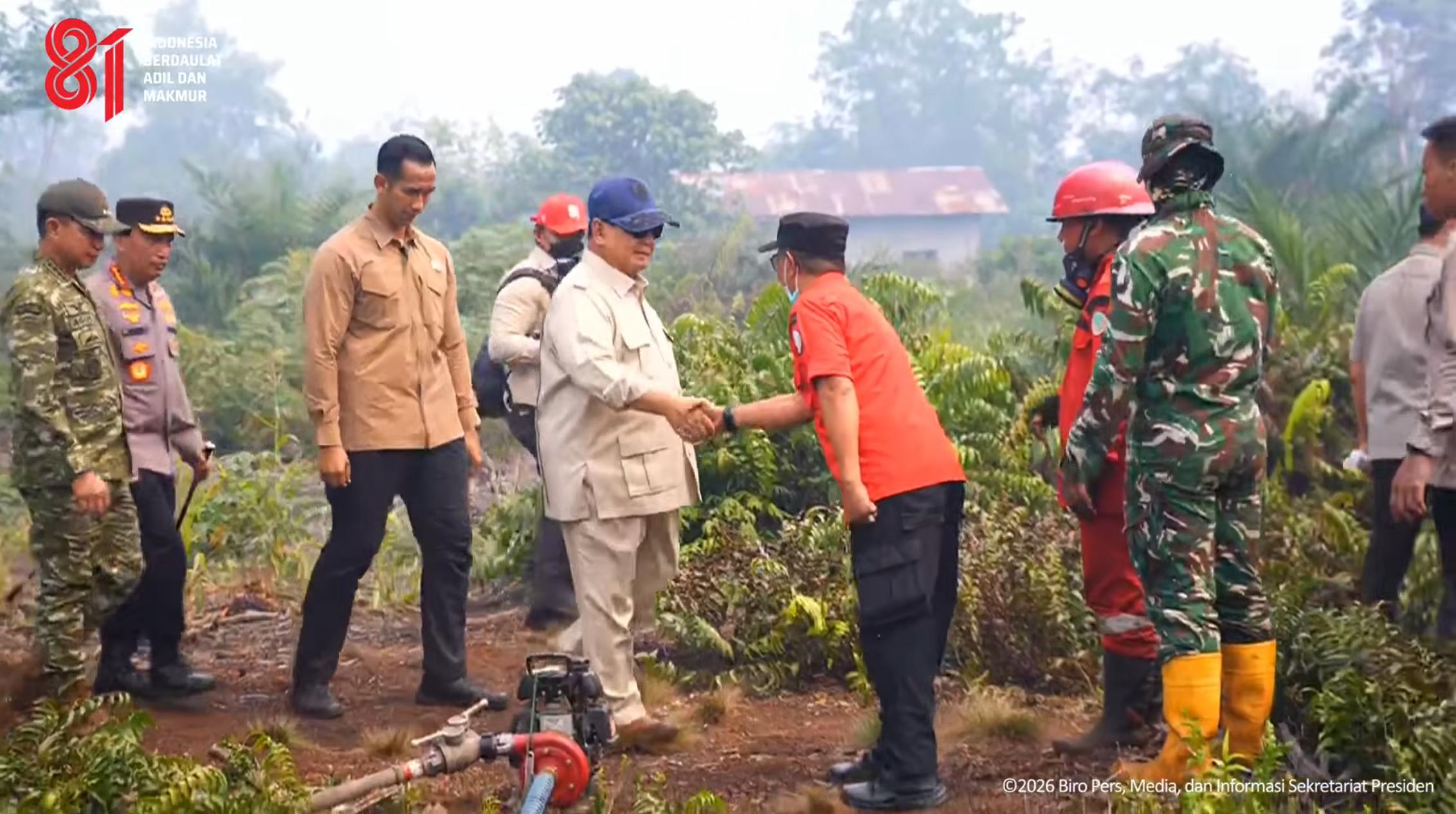 Presiden Prabowo meninjau kebakaran hutan di Kalbar. Foto : Ist