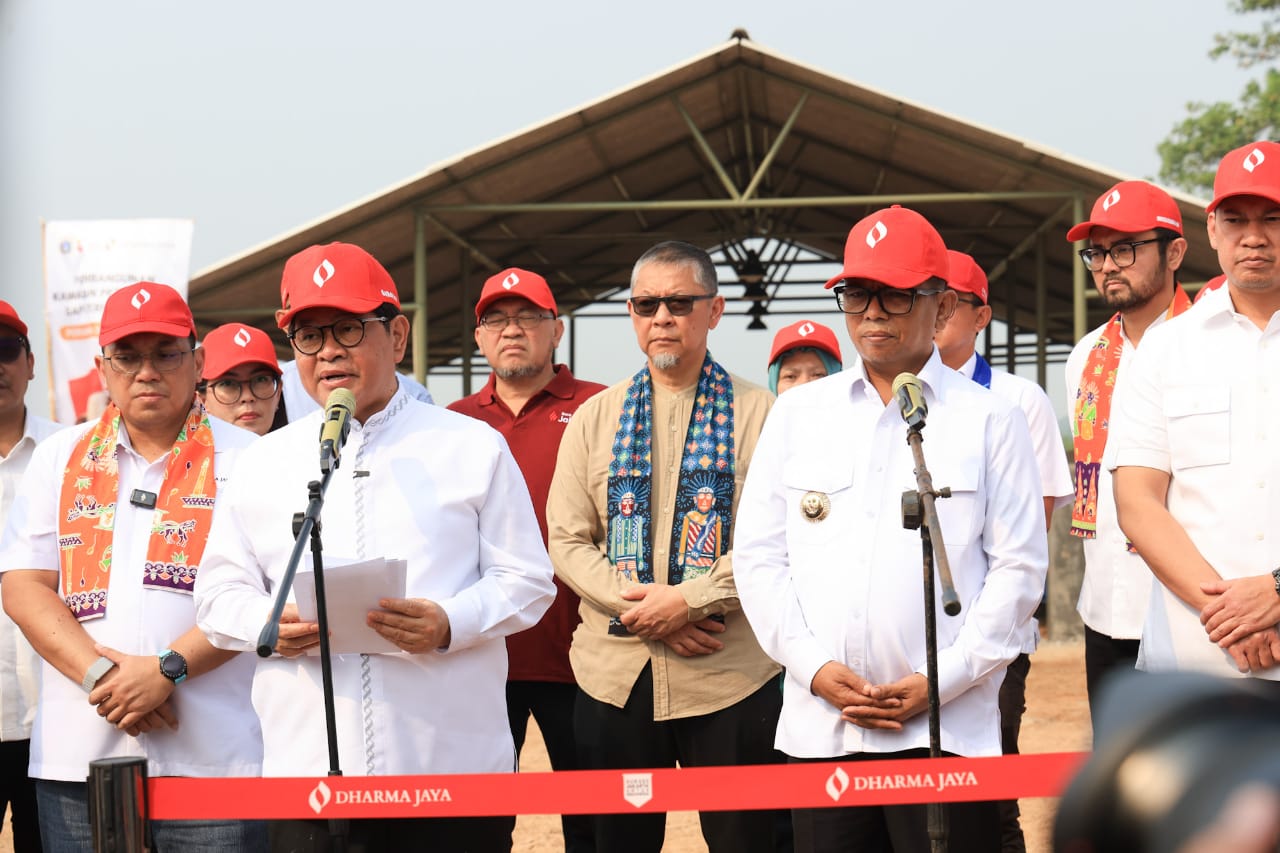 Gubernur Andra Soni dan Gubernur Pramono saat meninjau Pusat Olah Organik, Budidaya Maggot BSF, dan Peternakan di Desa Ciangir, Kecamatan Legok, Kabupaten Tangerang. Foto : Humas Pemprov
