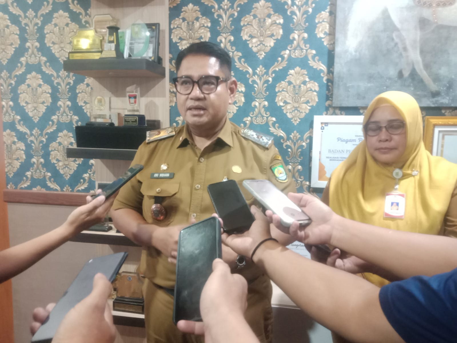 Kepala Bapenda Kota Tangerang, Kiki Wibhawa menjelaskan kepada wartawan soal Program Diskon Kemerdekaan, Senin (03/08/2026).(Ist).