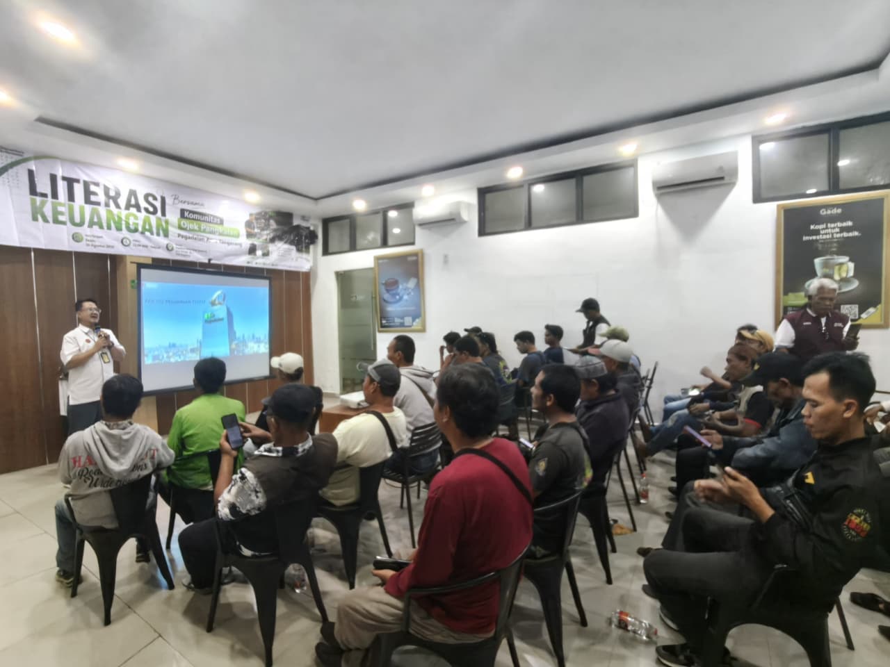Edukasi Literasi Keuangan Bersama Komunitas Ojek Pangkalan yang digelar di Aula PT Pegadaian (Persero) Area Tangerang. (Ist)