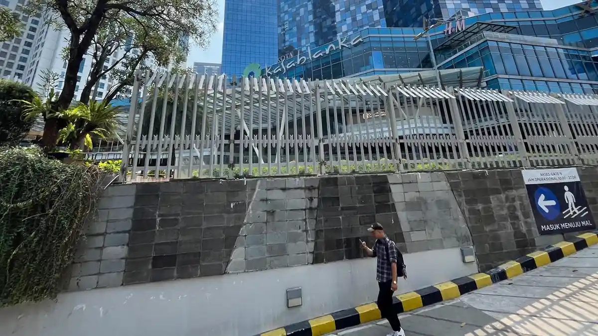 Pemasangan pagar tinggi di salah satu Mall di Jakarta Pusat. Foto : Ist