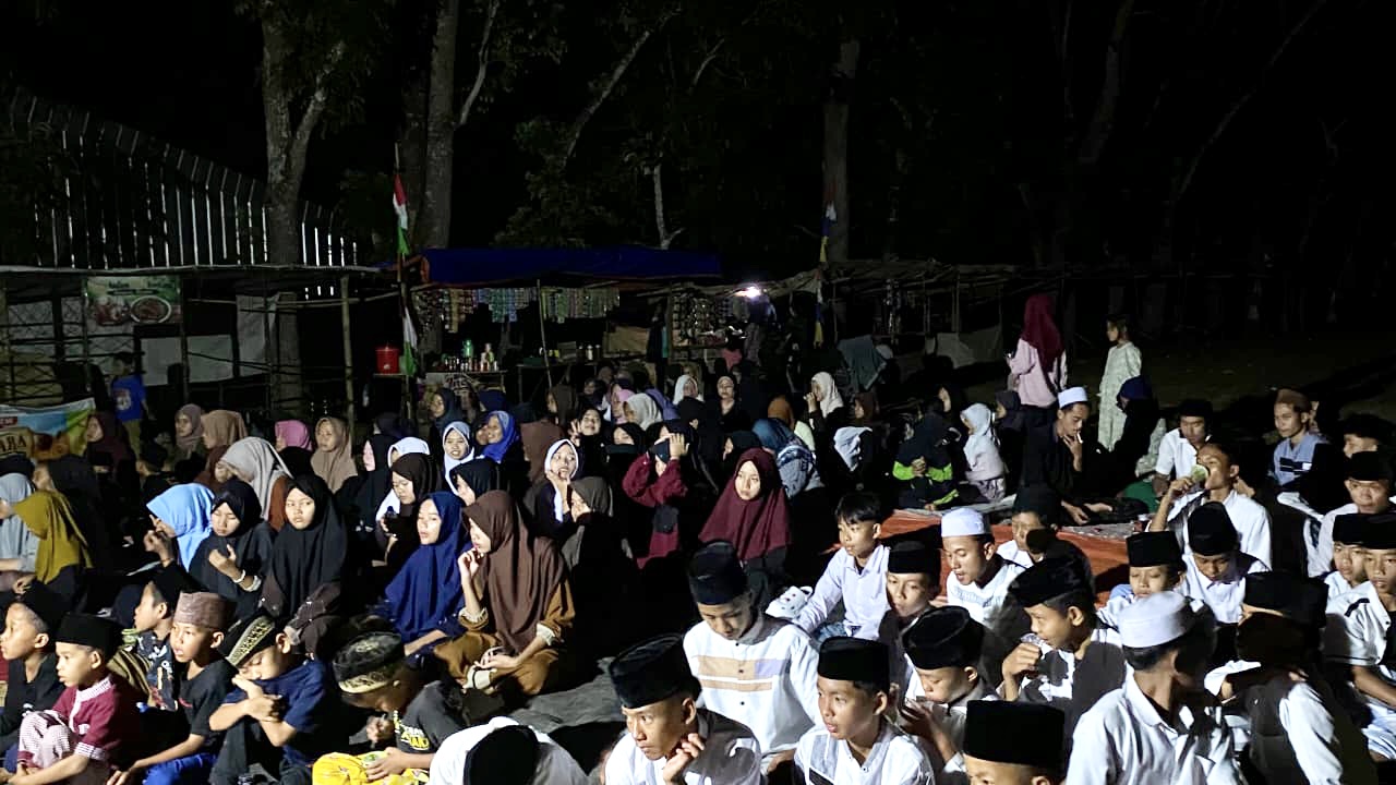 ANTUSIAS. Ratusan warga Desa Margamulya terlihat antusias mengikuti kegiatan istighosah dan pawai obor, di lapangan Desa Margamulya dalam rangka memeriahkan HUT ke-81 RI, Sabtu (22/8) malam. (ISTIMEWA)