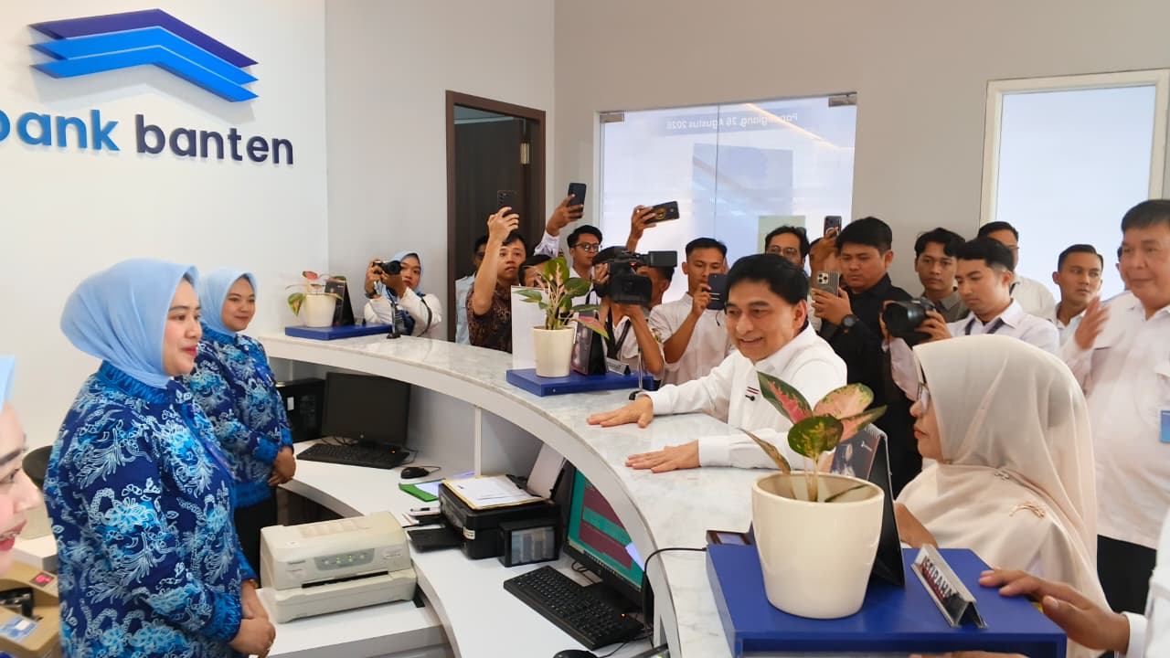 Wakil Gubernur Banten, Achmad Dimyati Natakusumah didamping Bupati Dewi Setiani saat meninjau kantor baru KC Bank Banten Pandeglang, Rabu (26/8/2026).(Istimewa)