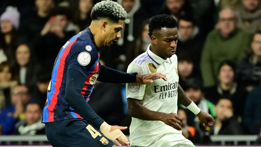 Ronald Araujo (kiri) kini berseragam Liverpool. Foto : Ist