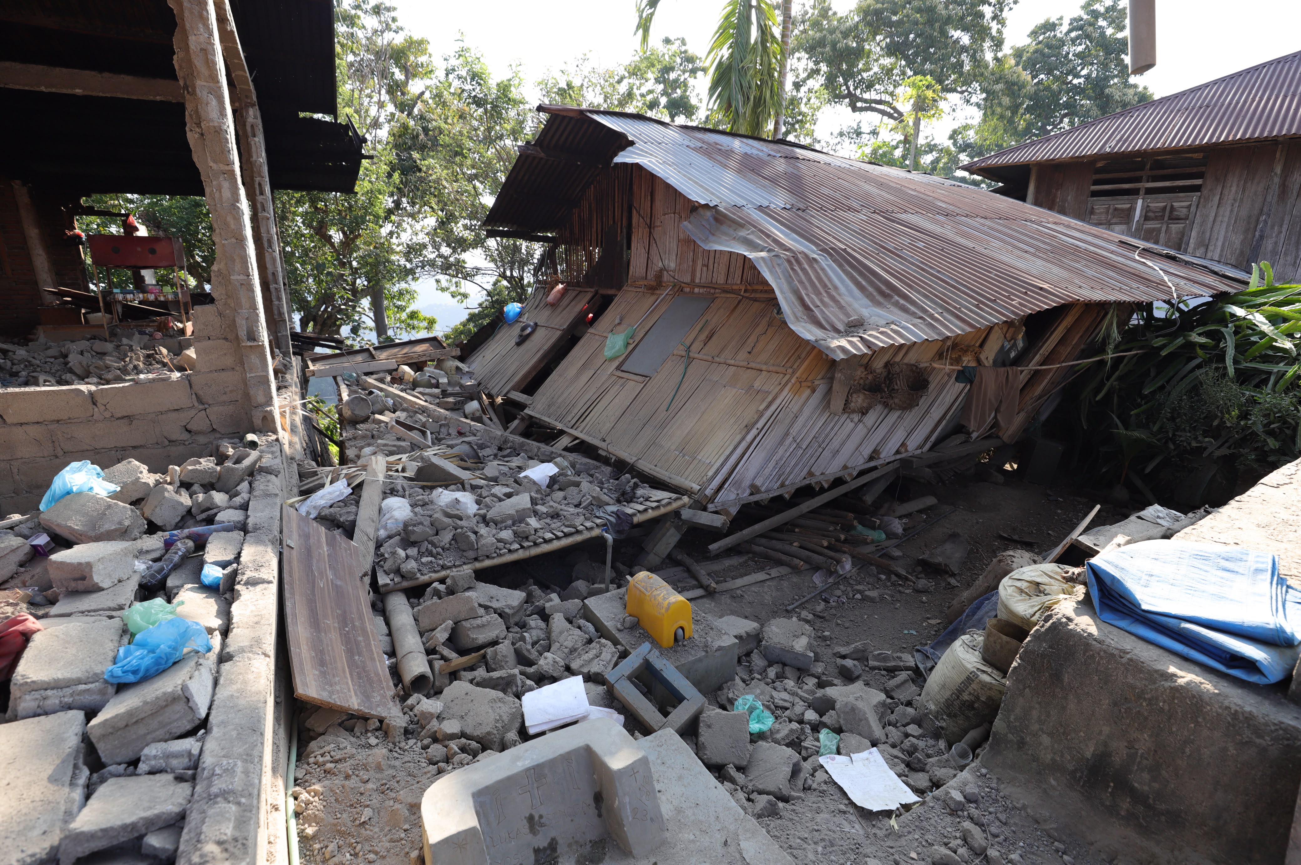 Rumah rusak terdampak gempa M7.7 di NTT. Foto : Ist