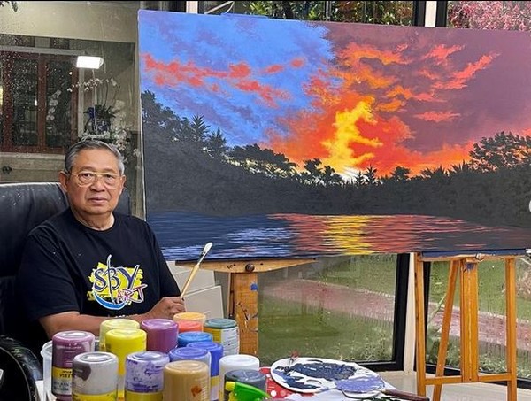 Mantan Presiden ke 6 Susilo Bambang Yudhoyono saat melukis. Foto : Ist