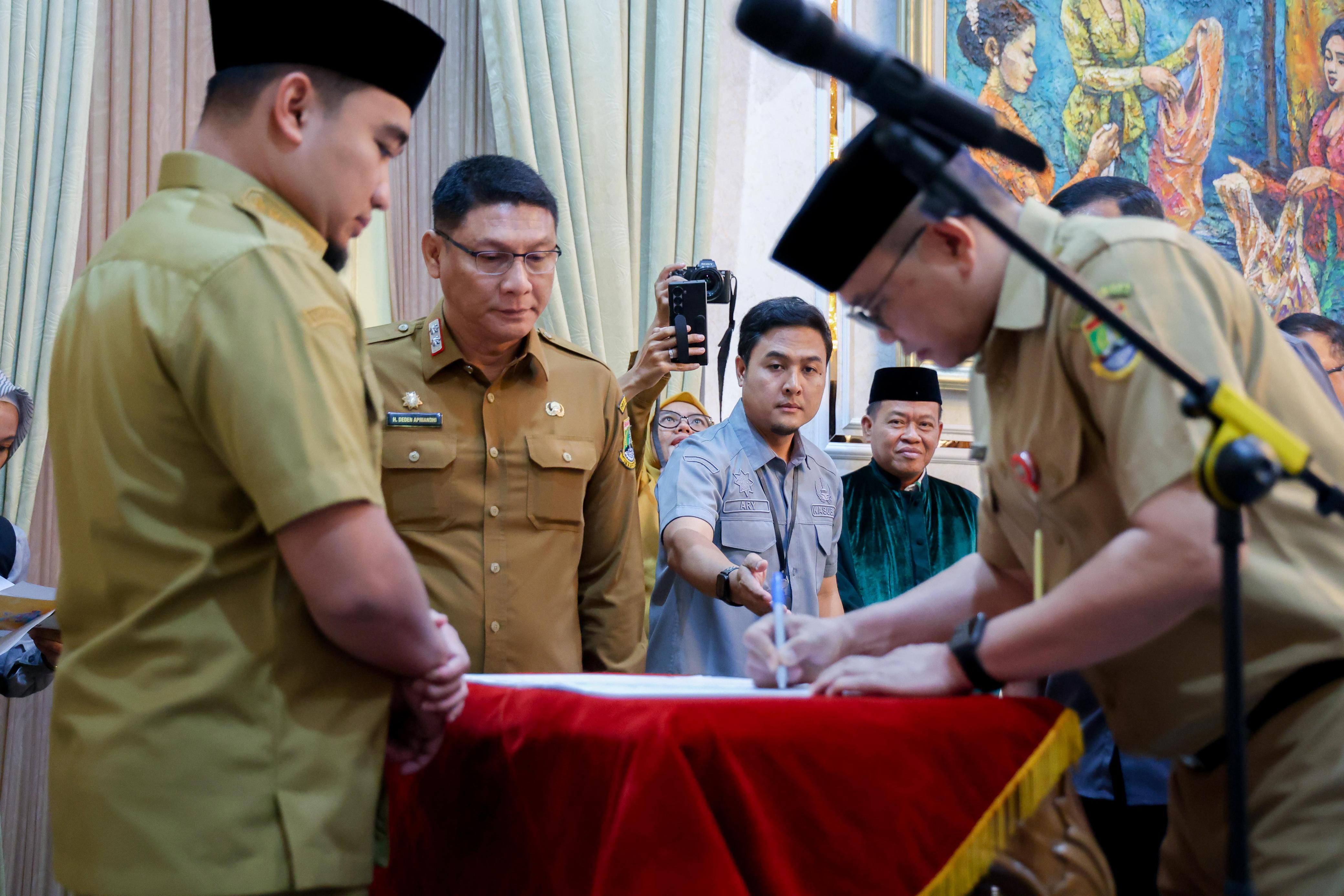 Sekda Provinsi Banten Deden Apriandhi (tengah) saat menghadiri pelantikan Sekda Kota Cilegon. Foto : Humas Pemprov