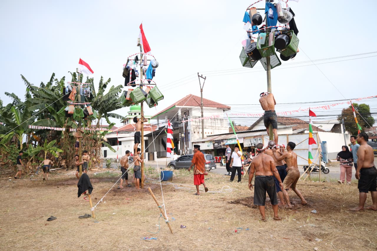 Warga di Lingkungan Cibebek, Kelurahan Banjarsari, Kecamatan Cipocok Jaya, Kota Serang, Selasa (18/8/2026) mengikuti lomba panjat pinang dalam rangka perayaan HUT ke-81 RI.(Istimewa)