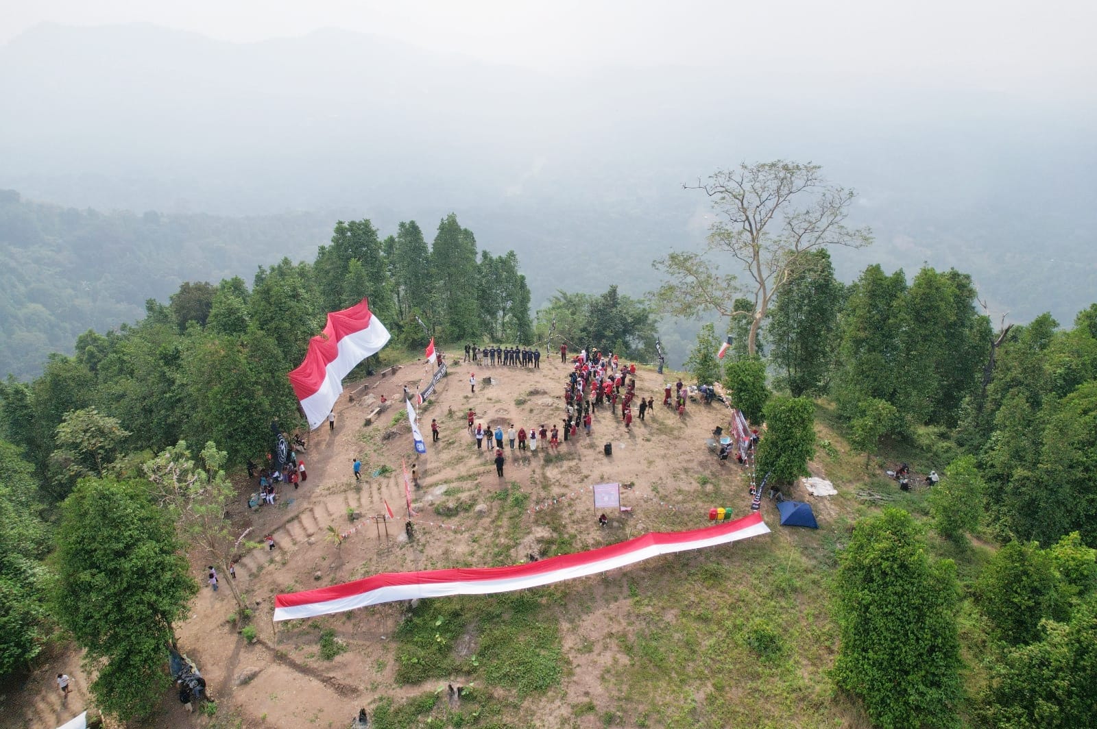 Ratusan pendaki dan pegiat pariwisata alam membentangkan bendera raksasa di Puncak Gunung Gedor, Kelurahan Cibendung, Kecamatan Taktakan, Kota Serang, Minggu (16/8/2026).  Kegiatan dalam rangka memperingati Hari Ulang Tahun (HUT) Kemerdekaan ke-81 Republik Indonesia yang bertajuk Merdeka Tanpa Jejak “Zero Accident, Zero Waste”.(Istimewa)