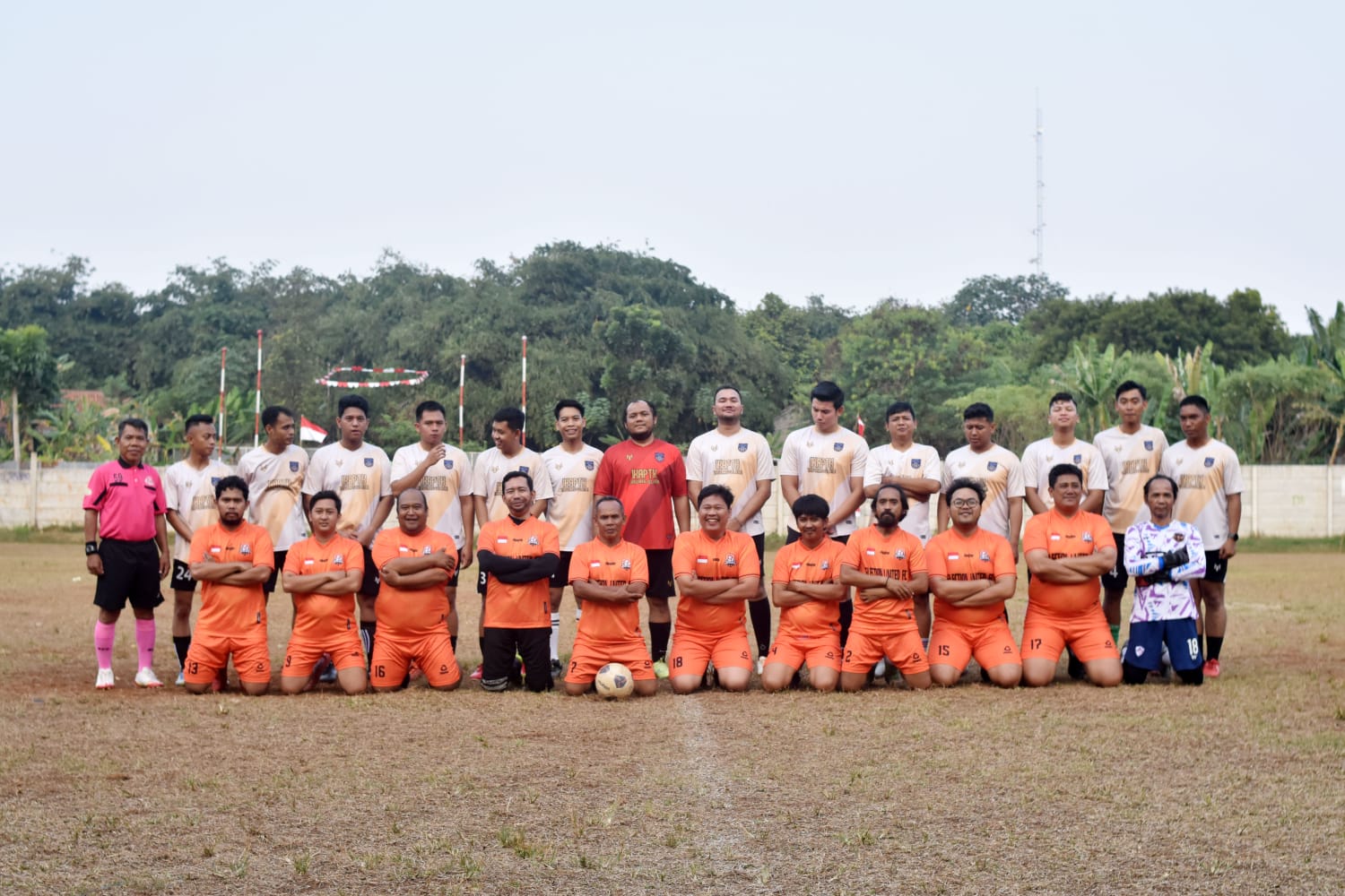 Pertandingan sepak bola persahabatan antara IKAPTK Tangerang Selatan (Tangsel) dan Election Bawaslu-KPU United. Foto : Ist