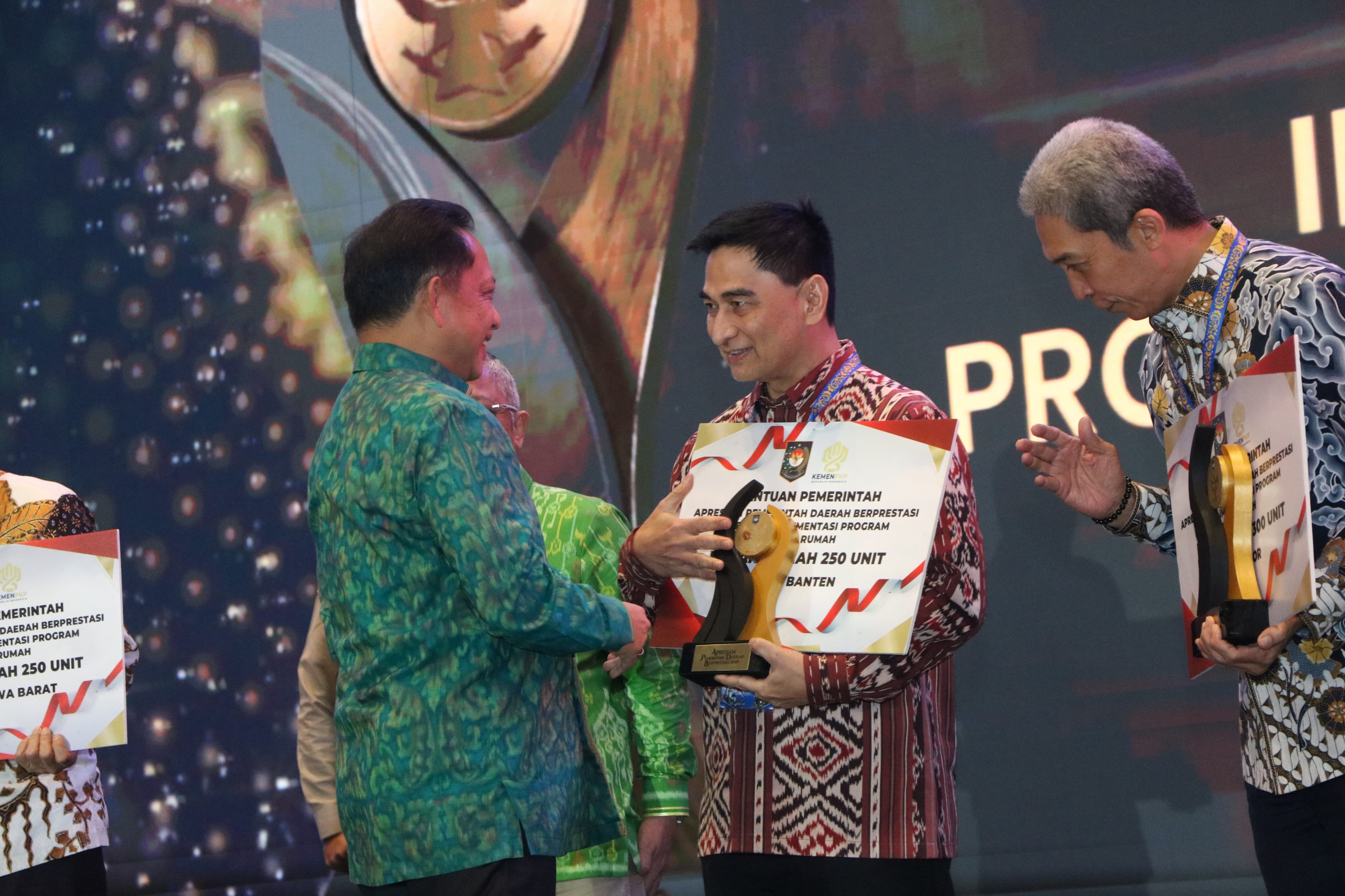Wagub Banten Achmad Dimyati Natakusumah saat menerima Apresiasi Pemerintah Daerah Berprestasi 2026 Regional Jawa-Bali Batch II di Bali Nusa Dua Convention Center. Foto : Humas Pemprov