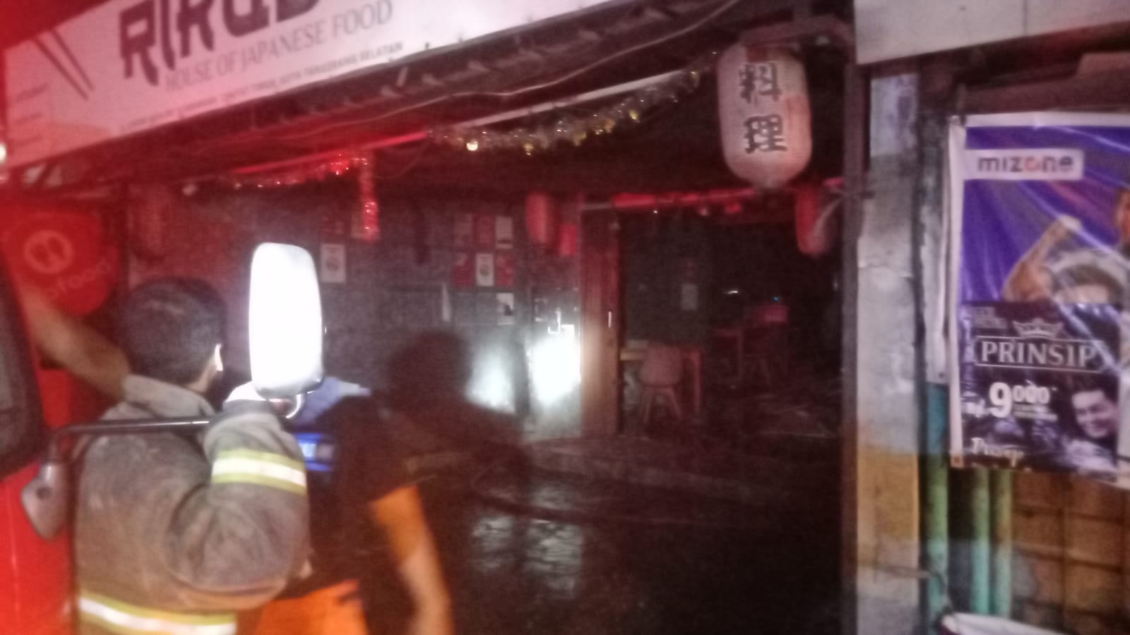 Rumah makan di Jalan Legoso Raya, RT 001/007, Kelurahan Pisangan, Kecamatan Ciputat Timur, Kota Tangerang Selatan, terbakar, Selasa (25/8) petang. (Ist)