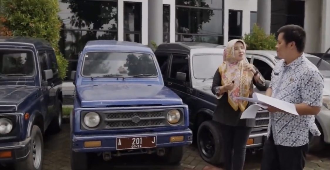 PENGECEKAN. Pihak BPKD Pandeglang, sedang melakukan pengecekan terhadap aset berupa Randis milik Pemkab Pandeglang, sebelum dilelangkan, beberapa waktu. (DOK. BPKD PANDEGLANG)