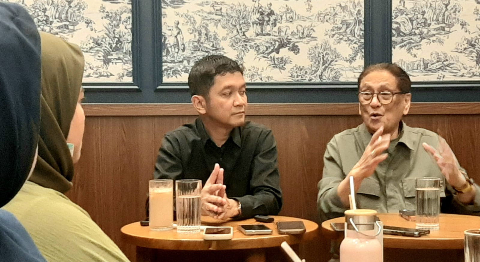dr. Dicky Levenus (kiri) bersama Prof. Dr. dr. Sidartawan Soegondo (kanan) saat menjelaskan tentang penanganan obesitas dan juga diabetes. Foto : Ist