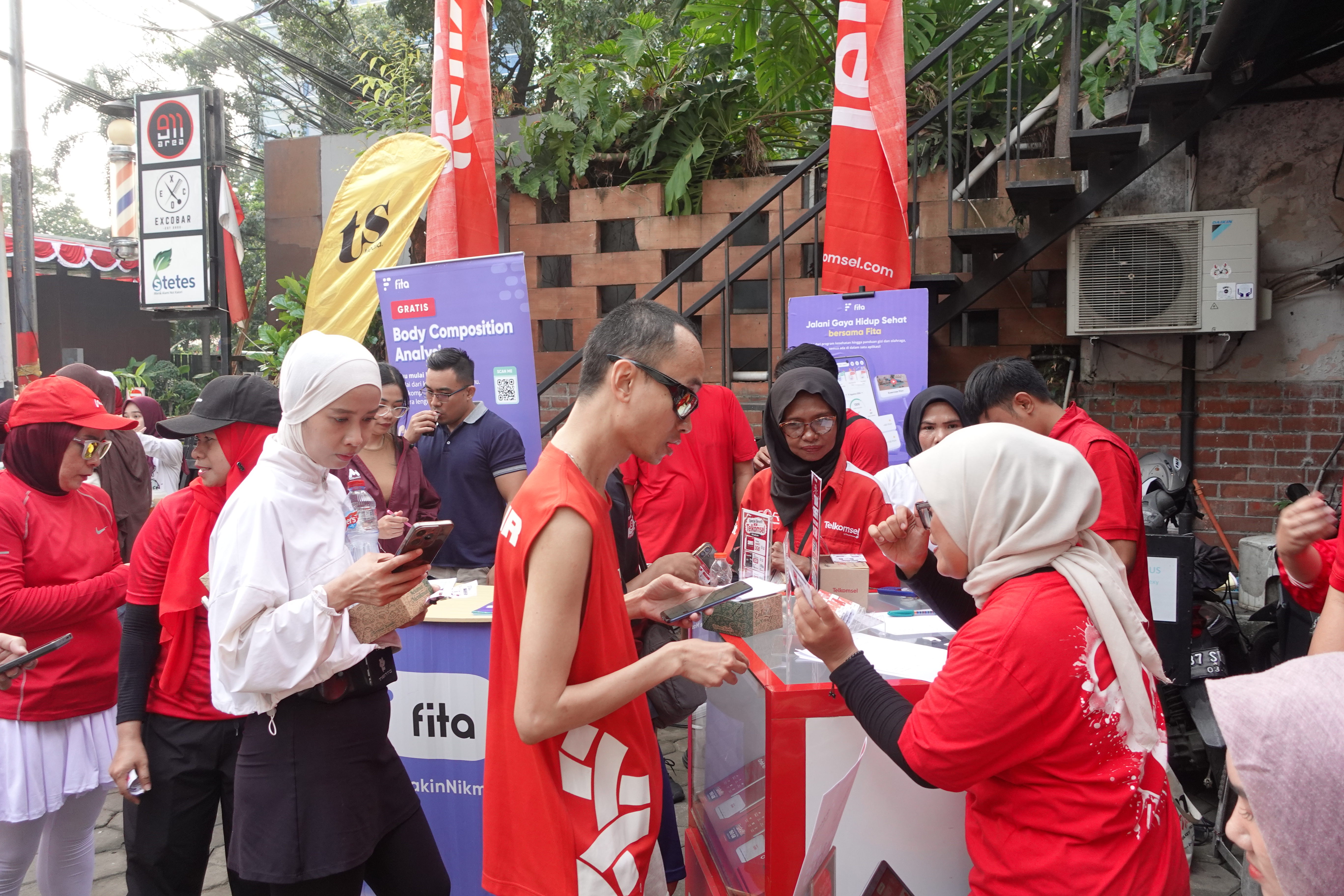 Telkomsel Jabotabek Jabar bersama FITA sukses menggelar “JawaraFit - Running Road to Merdeka Run” di Reverse Cafe Blok M, Jakarta Selatan (Jaksel), Minggu (9/8/2026).(Telkomsel)