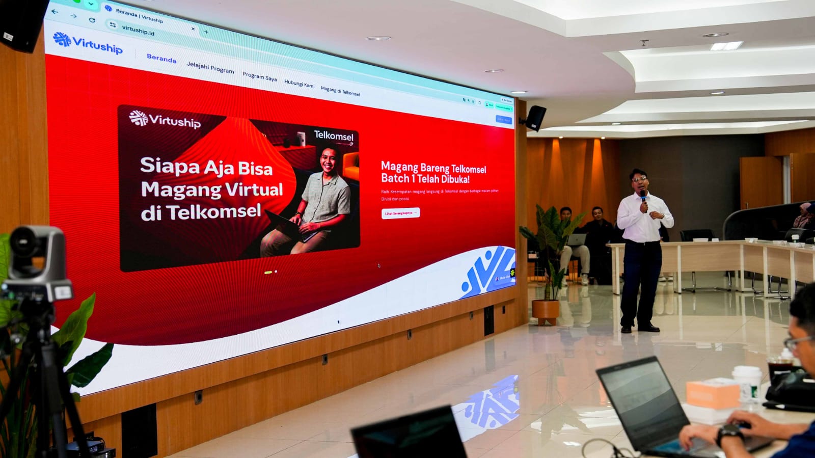 Telkomsel resmi meluncurkan Virtuship, platform magang virtual yang memberikan kesempatan kepada mahasiswa untuk merasakan pengalaman kerja berbasis proyek secara fleksibel dari mana saja. Pada momen peluncuran resmi Virtuship di Bandung, Senin (10/8/2026).(Istimewa)