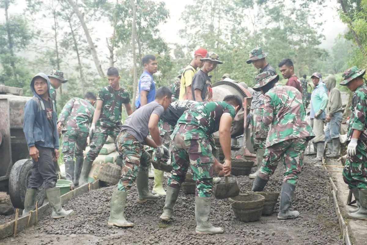 TNI dan warga saat bangun jalan. Foto : Ist