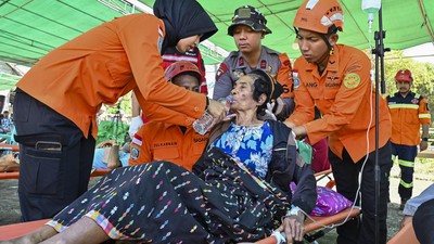 Korban gempa NTT sedang dalam pertolongan Tim SAR Gabungan. Foto : Ist