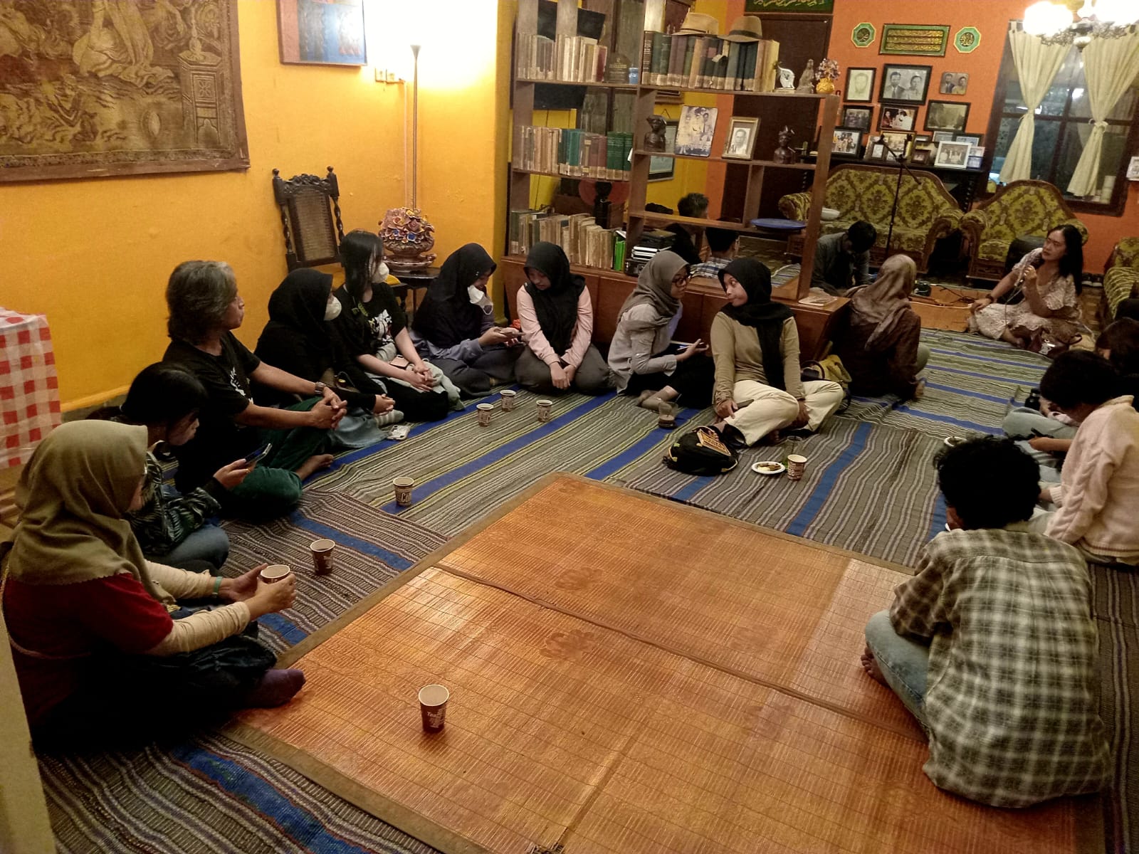Suasana diskusi fenomena pelecehan verbal yang dialami barista perempuan oleh Malang Offboundary Labs bersama Ruang Bertumbuh, di Malang, Selasa (11/8/2026).(Istimewa)