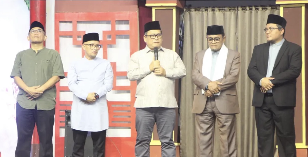 SAMBUTAN. Wabup Lebak Amir Hamzah, sedang memberikan sambutan di acara Panggung Gembira 627 yang dilaksanakan Pondok Pesantren (Ponpes) Daar EL Azhar Rangkasbitung, Kabupaten Lebak, Sabtu (29/8) malam. (DOK. PROKOPIM SETDA LEBAK)