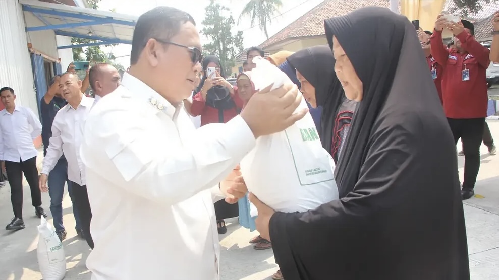 BERI BERAS. Wabup Lebak Amir Hamzah, secara simbolis memberikan bantuan pangan beras kepada KPM, di lingkungan Bulog Lebak, Rabu (12/8). (DOK. PROKOPIM SETDA LEBAK)