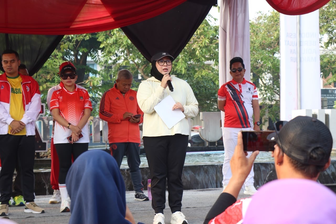 Wakil Bupati Tangerang, Intan Nurul Hikmah, menghadiri sekaligus melepas kegiatan jalan sehat yang diikuti ribuan masyarakat Kecamatan Kelapa Dua dalam rangka menyambut HUT ke-81. Foto : Humas Pemkab Tangerang