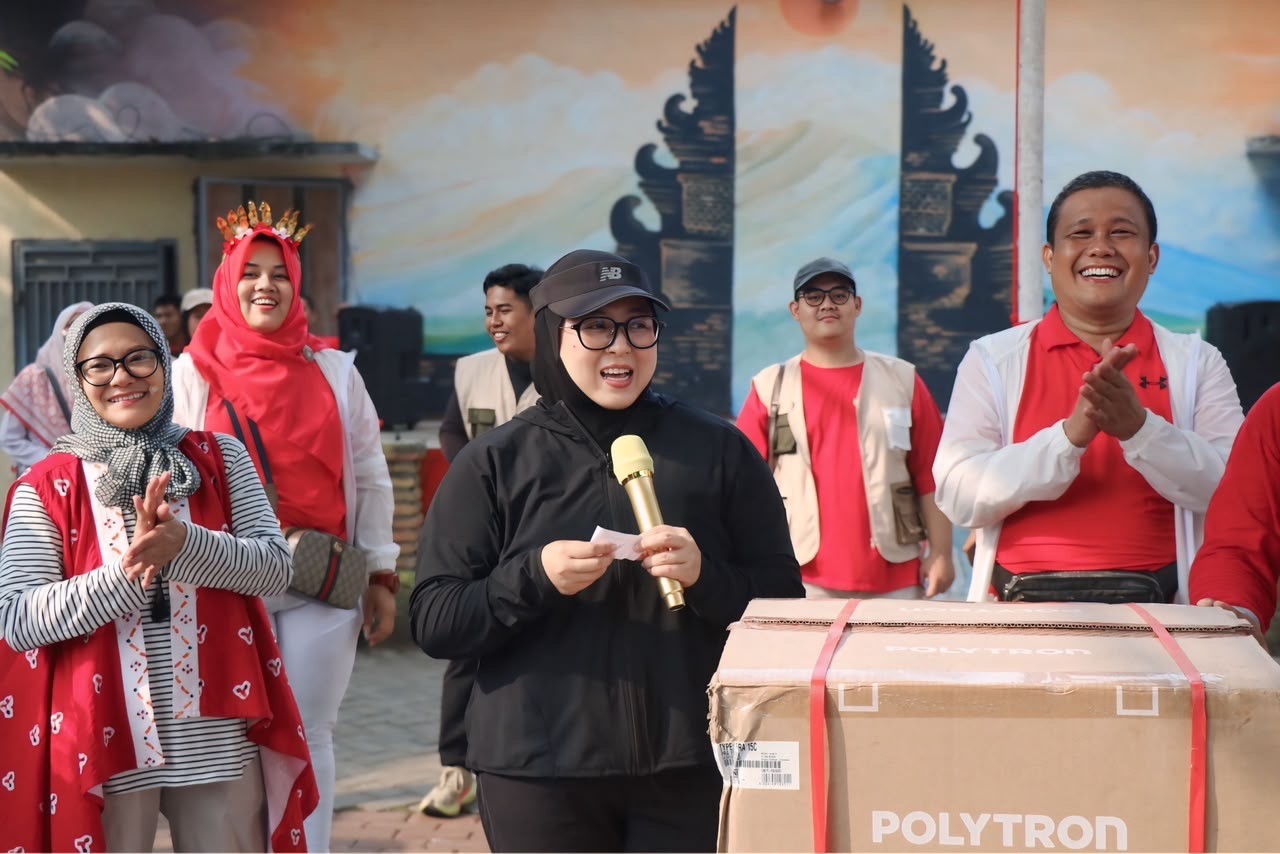 Wakil Bupati Tangerang Intan Nurul Hikmah melepas Gerak Jalan Sehat warga Graha Lestari dan karnaval warga Graha Pesona Citra Raya, Kecamatan Panongan, Minggu (16/8/2026). Foto : Humas Kab. Tangerang