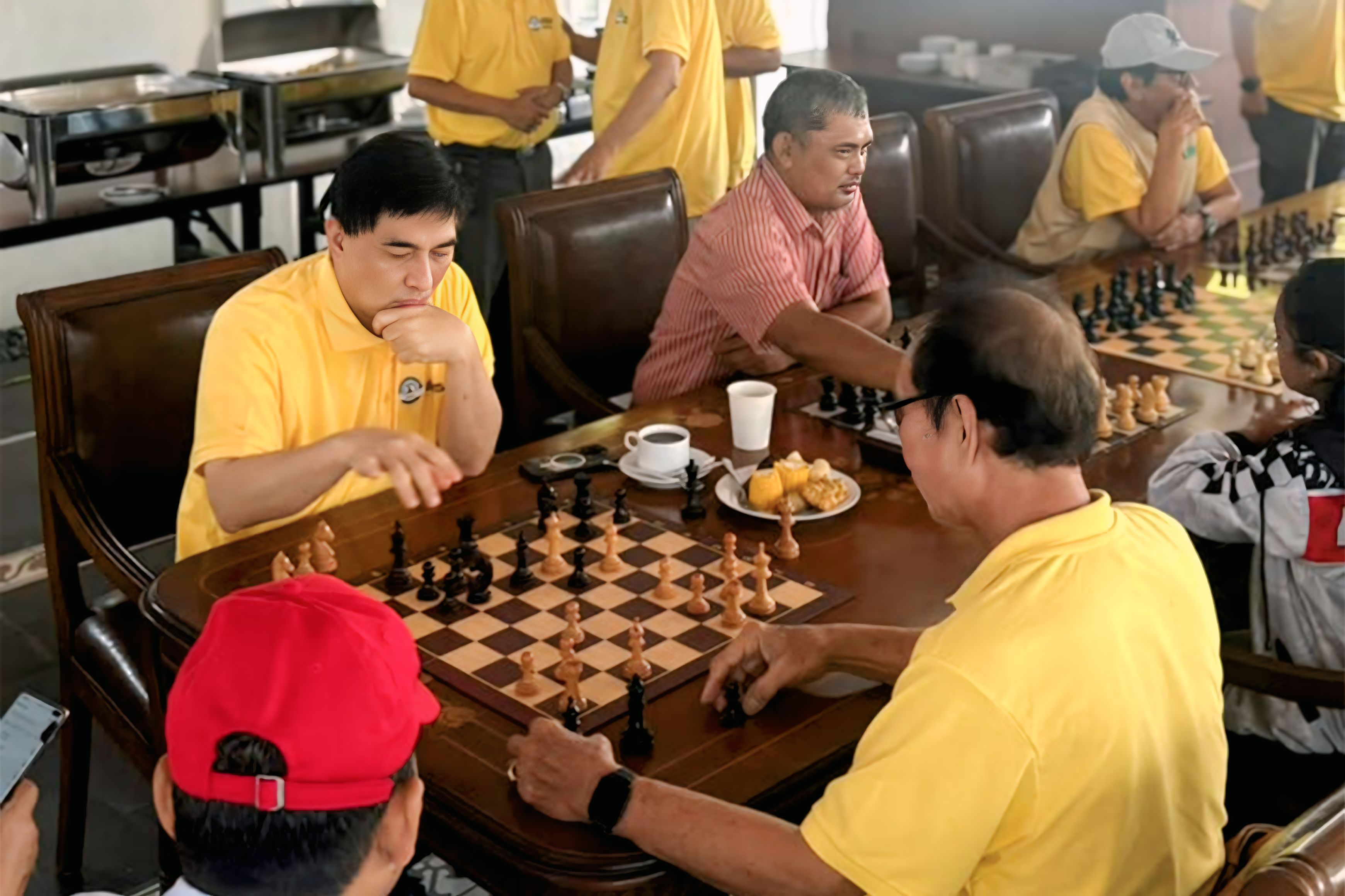Wakil Gubernur Banten, Achmad Dimyati bermain catur dalam Turnamen Catur Internal Rated Altajagu Chess Club dan Ngopi Bareng Wagub yang digelar di Le Semar Hotel, Karawaci, Kabupaten Tangerang, Sabtu (22/8/2026).(Istimewa)