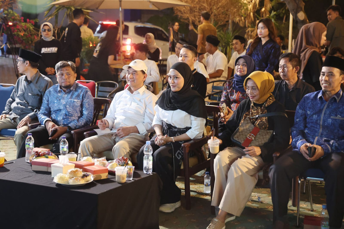 PELUNCURAN LOGO. Wagub Banten Achmad Dimyati Natakusumah, kenakan kemeja dan topi warna putih sedang menghadiri Peluncuran Logo BMPP, di Satu Asa Coffee, Kota Serang, Sabtu (8/8) malam. (DOK. BIRO ADPIMPRO BANTEN)
