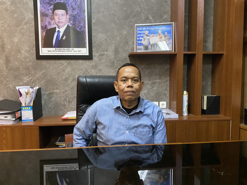 WAWANCARA. Waka II DPRD Pandeglang, Dadi Rajadi, sedang diwawancara wartawan di ruang kerjanya, di Kantor DPRD Pandeglang, Kamis (6/8). (NIPAL SUTIANA/TANGSEL POS)
