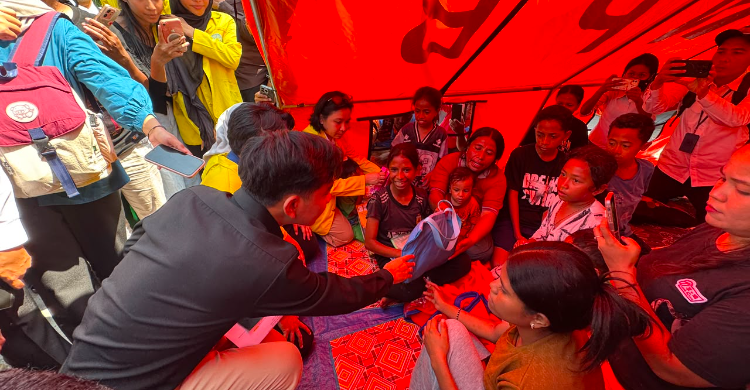 Wapres Gibran Rakabuming menyapa anak-anak saat meninjau SD Inpres LXXVI Wairklau, Sikka, yang juga difungsikan sebagai posko pengungsian pascabencana, Kamis (20/8/2026). Dok. Setwapres