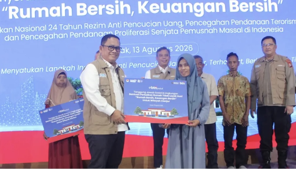BERI BANTUAN. Wabup Lebak, Amir Hamzah, secara simbolis memberikan bantuan rumah layak huni kepada perwakilan warga, saat acara Peresmian Program Bedah Rumah bagi Masyarakat Berpenghasilan Rendah (MBR), di Kampung Alun-Alun RT 06/02, Desa Warunggunung, Kecamatan Warunggunung, Kabupaten Lebak. Kamis (13/8). (DOK. PROKOPIM SETDA LEBAK)