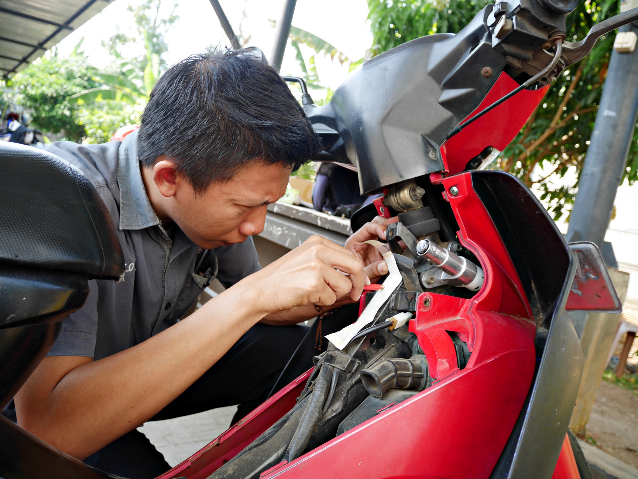 Ilustrasi cek fisik kendaraan bermotor di Samsat Pandeglang.(Dok. tangselpso.id)
