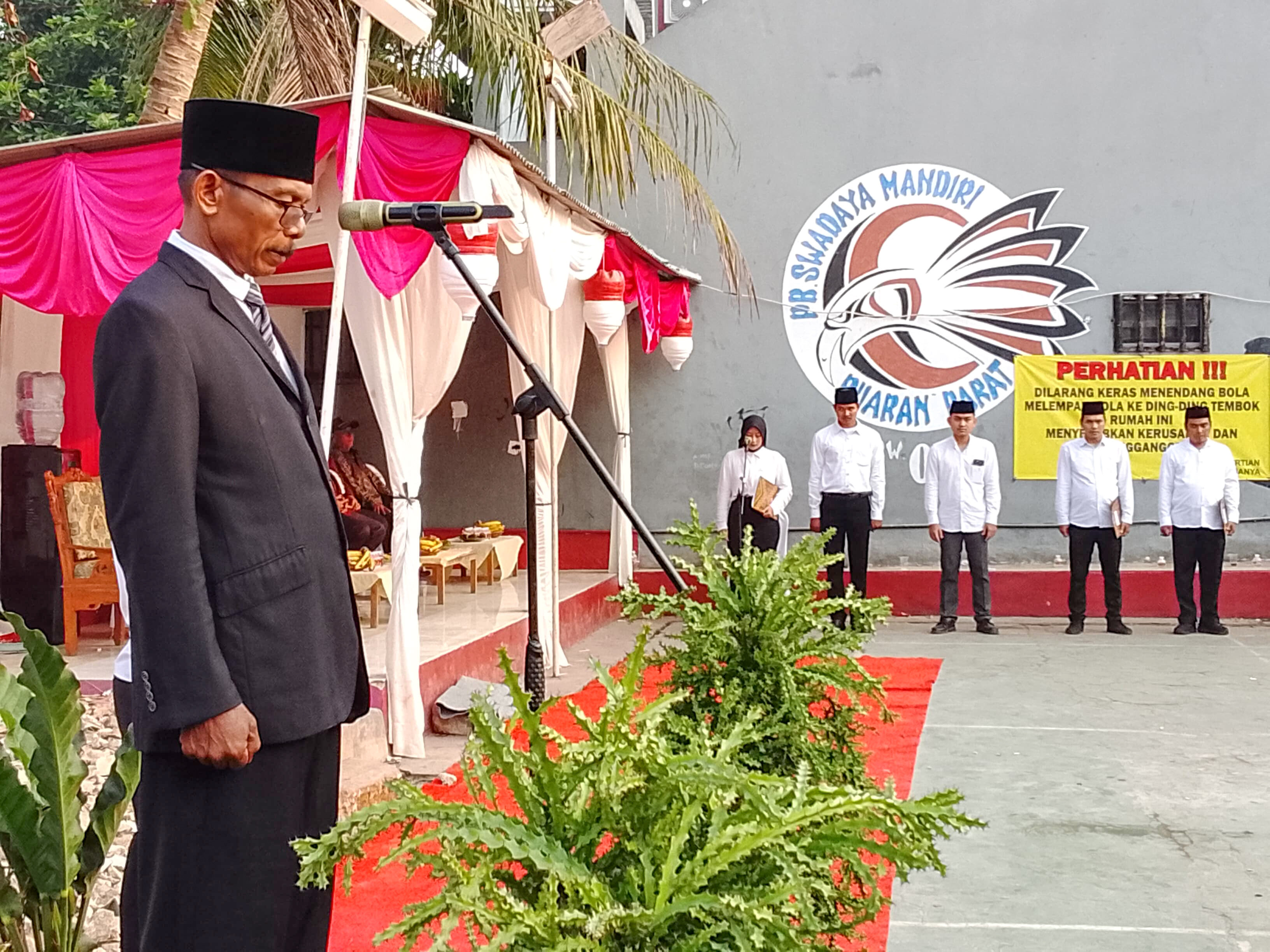 Ketua RW 05 Kampung Buaran Barat, Yahya, menjadi Pembina Upacara Peringatan Kemerdekaan RI. (tangselpos.id/lim)