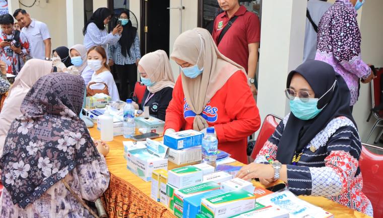Ratusan warga Desa Sukaharja, Kecamatan Sindang Jaya, antusias mengikuti program Desa Siaga Tuberkulosis (TBC) yang terintegrasi dengan Cek Kesehatan Gratis (CKG). Foto : Humas Diskominfo Kab. Tangerang