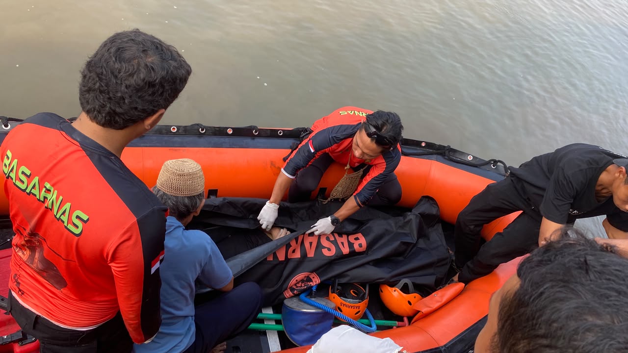 EVAKUASI. Tim SAR Gabungan sedang mengevakuasi jenazah korban hilang digulung ombak, di wilayah Pantai Pasir Putih Lippo Carita, Kecamatan Carita, Kabupaten Pandeglang, Rabu (19/8). (ISTIMEWA)