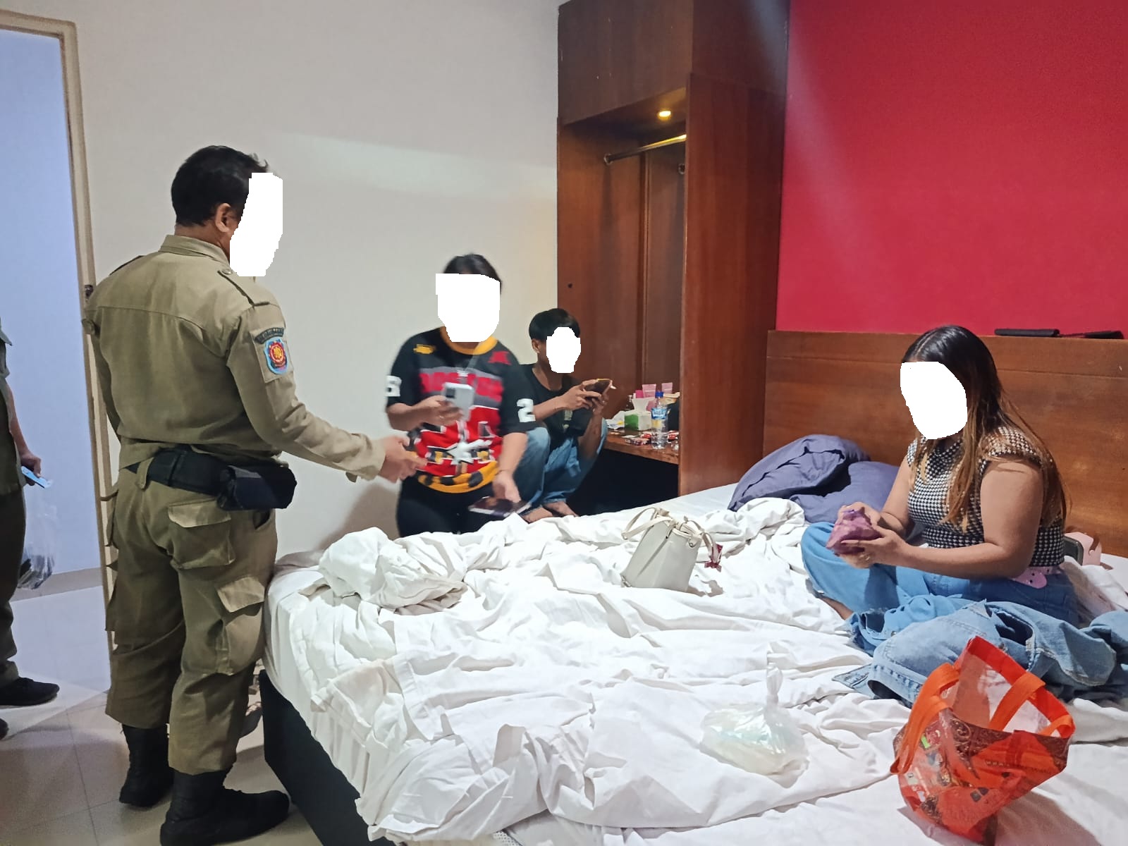 DUGAAN PROSTITUSI. Petugas Satpol PP Tangsel saat merazia salah satu hotel di kawasan Rawa Buntu, Serpong