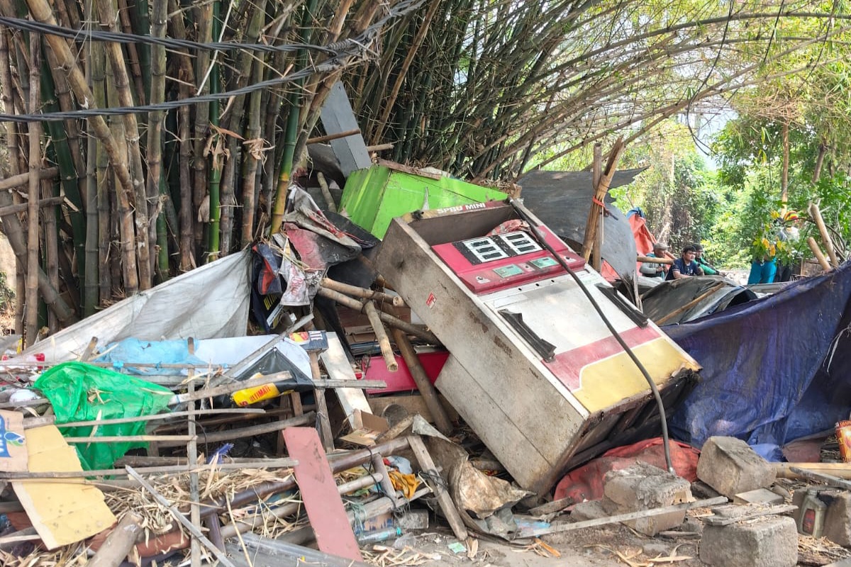 Penertiban bangunan liar sepanjang Jalan Boulevard Grand Depok City (GDC), Depok. Foto : Dhimas MG