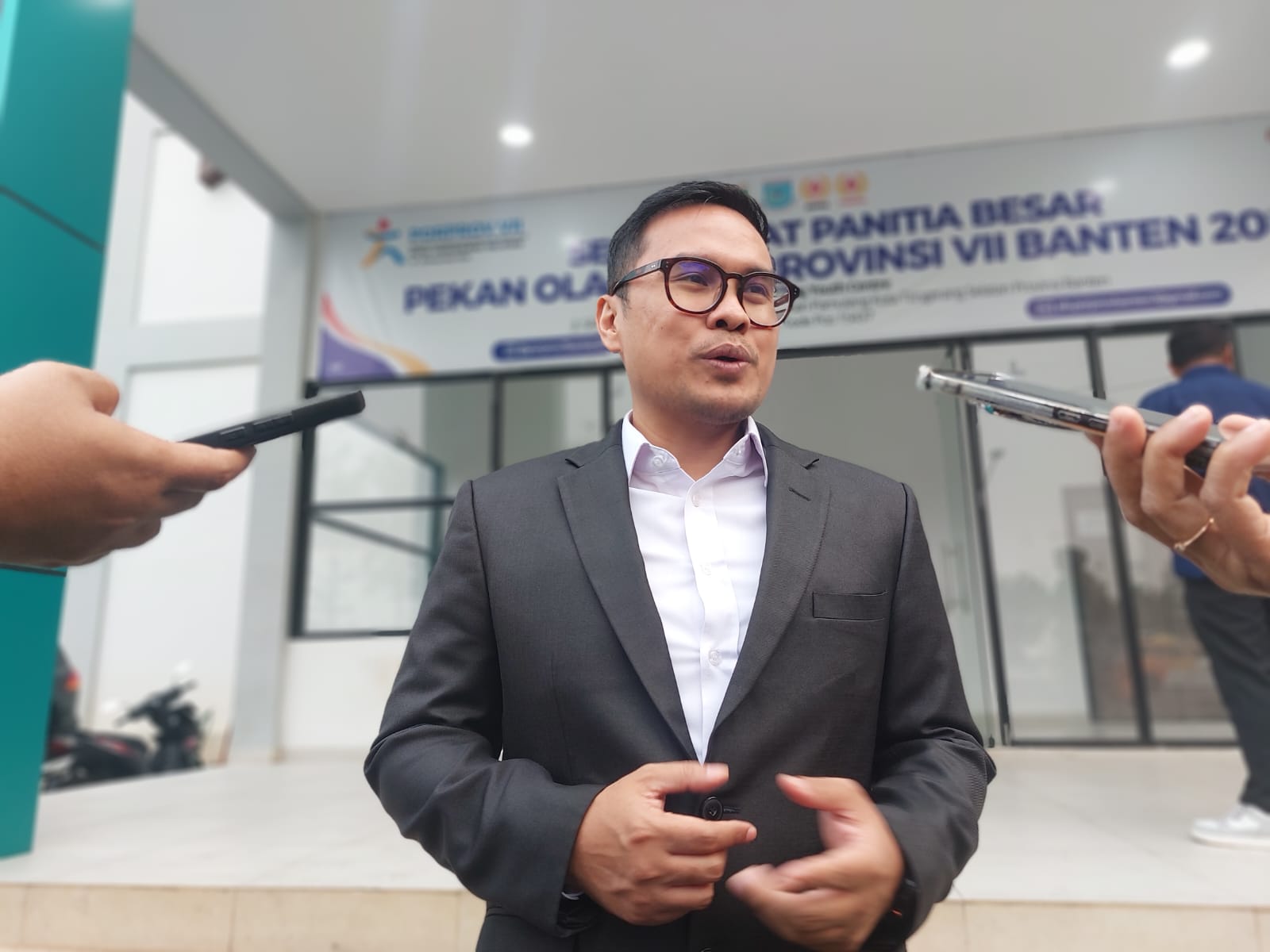 PORPROV. Wakil Wali Kota Tangsel, Pilar Saga Ichsan saat diwawancarai awak media di Sekretariat PB Porprov 2026 di Pamulang