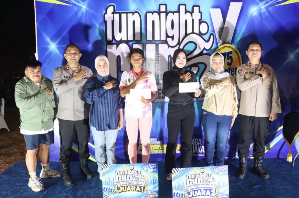 OLARAHRAGA - Polres Tangsel menggelar Fun Night Run Piala Kapolres Tangsel di Jalan Baru PLN, Desa Kadusirung, Kecamatan Pagedangan, Kabupaten Tangerang, Sabtu (26/9) malam.